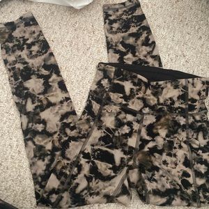 Lululemon invigorate tight 25” sold out print!!